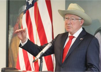 Ken Salazar: Elección de jueces por voto popular podría dañar la democracia y la economía