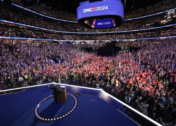 Joe Biden Recibe Ovación de Pie en la Convención Demócrata y Cede el Liderazgo a Kamala Harris
