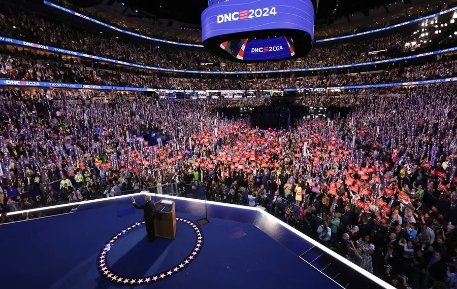 Joe Biden Recibe Ovación de Pie en la Convención Demócrata y Cede el Liderazgo a Kamala Harris