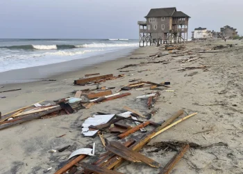 Huracán Ernesto Intensifica su Fuerza en el Atlántico y se Dirige a Canadá