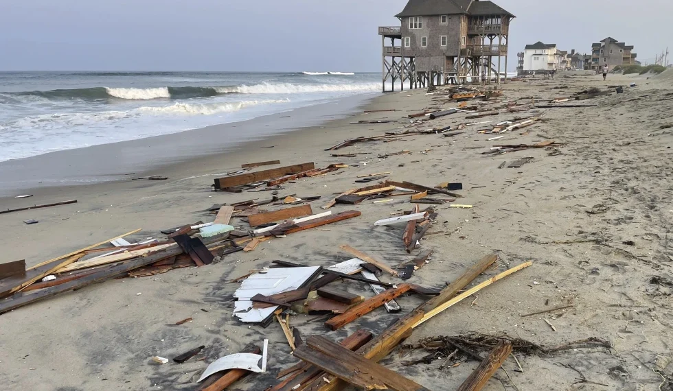 Huracán Ernesto Intensifica su Fuerza en el Atlántico y se Dirige a Canadá