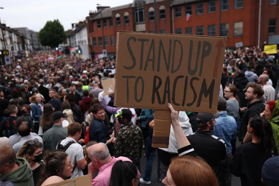 Keir Starmer insta a mantener la vigilancia frente a la violencia de extrema derecha