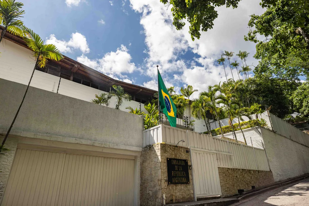 La Embajada de Argentina en Venezuela se vacía después de la orden de expulsión del Gobierno de Maduro.