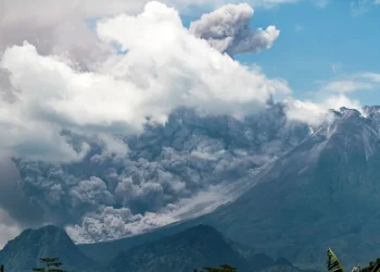 Escaladores escapan de erupción del volcán Dukono en Indonesia