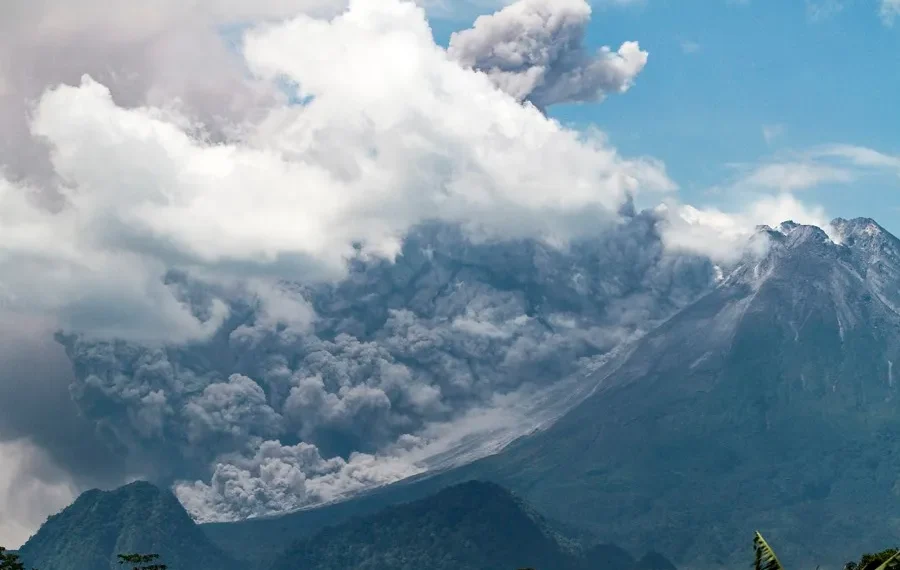 Escaladores escapan de erupción del volcán Dukono en Indonesia