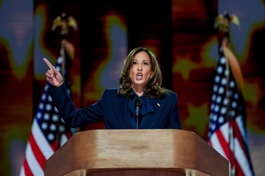 Kamala Harris destaca su trayectoria personal y política al aceptar la nominación presidencial del Partido Demócrata.