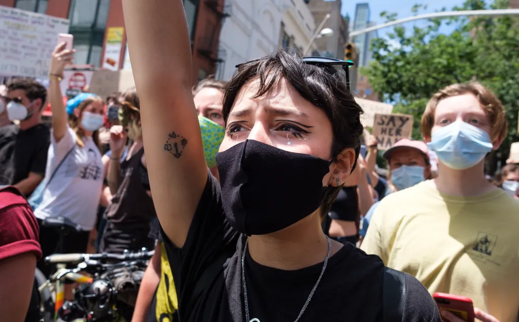 Nassau, un condado de Nueva York, ha prohibido el uso de mascarillas en lugares públicos, con excepciones para motivos religiosos, de salud o culturales.