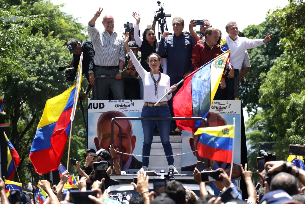 Un grupo de 32 exjefes de Gobierno condena el apoyo de Brasil, Colombia y México a Nicolás Maduro, calificándolo como un ataque al derecho democrático.