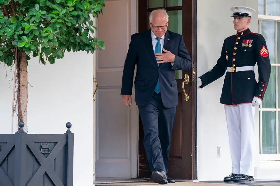 Los republicanos han lanzado una investigación sobre las conexiones de Tim Walz con China.