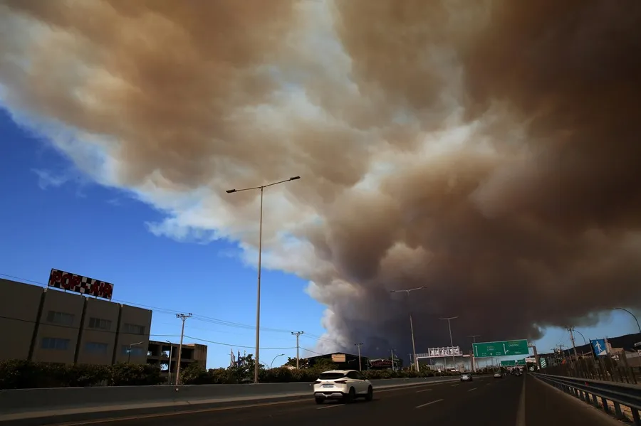 Decenas de miles de personas han sido evacuadas debido a un gran incendio forestal que se aproxima a Atenas, con cientos de bomberos luchando contra las llamas.