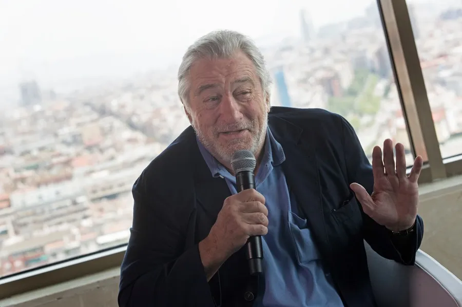 De Niro sorprende con un salto de 9 metros desde un yate para celebrar su cumpleaños.