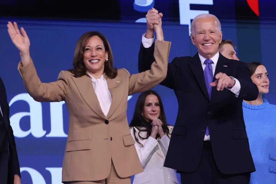 Biden recibe una ovación de casi cinco minutos en la Convención Nacional Demócrata antes de entregar el liderazgo a Kamala Harris.