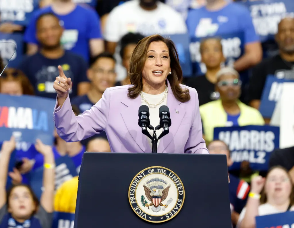 La vicepresidenta Kamala Harris aceptará la nominación demócrata en un discurso previsto para esta noche en la convención de Chicago.