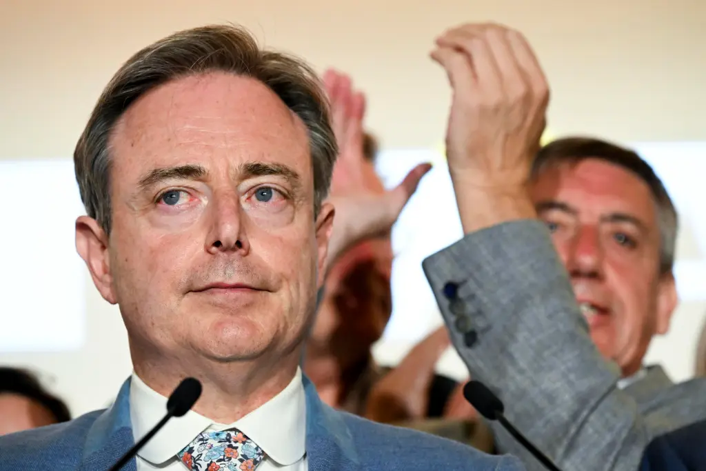 El rey Felipe de Bélgica comienza nuevas negociaciones tras la renuncia de Bart De Wever, el negociador para la formación de gobierno.