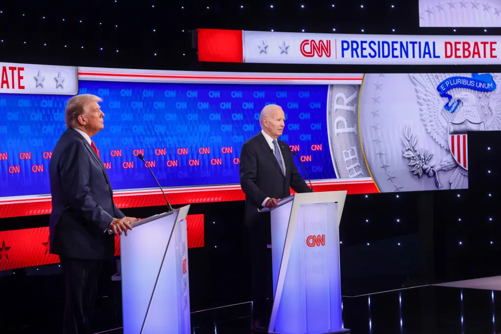 Donald Trump ofrece fragmentos del traje usado en el debate presidencial de junio como coleccionables.