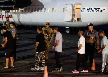 Primer vuelo de repatriación de migrantes financiado por EE.UU. parte desde Panamá hacia Colombia