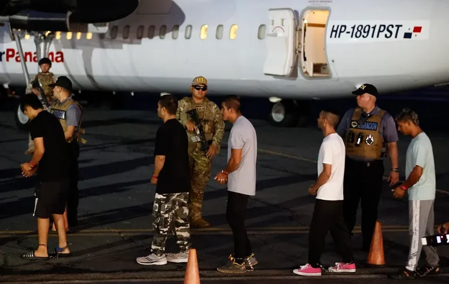 Primer vuelo de repatriación de migrantes financiado por EE.UU. parte desde Panamá hacia Colombia
