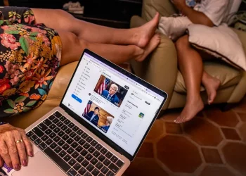 Encuentran 17 cuentas falsas pro-Trump en X con fotos de influencers
