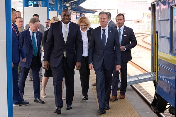Antony Blinken, Secretario de Estado de EE.UU., y David Lammy, Ministro de Exteriores del Reino Unido, llegaron este miércoles a Kiev para reunirse con el presidente Volodímir Zelenski y el nuevo Ministro de Exteriores ucraniano, Andrí Sibiga.