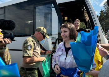 49 prisioneros ucranianos, incluyendo defensores de Azovstal, regresan a casa