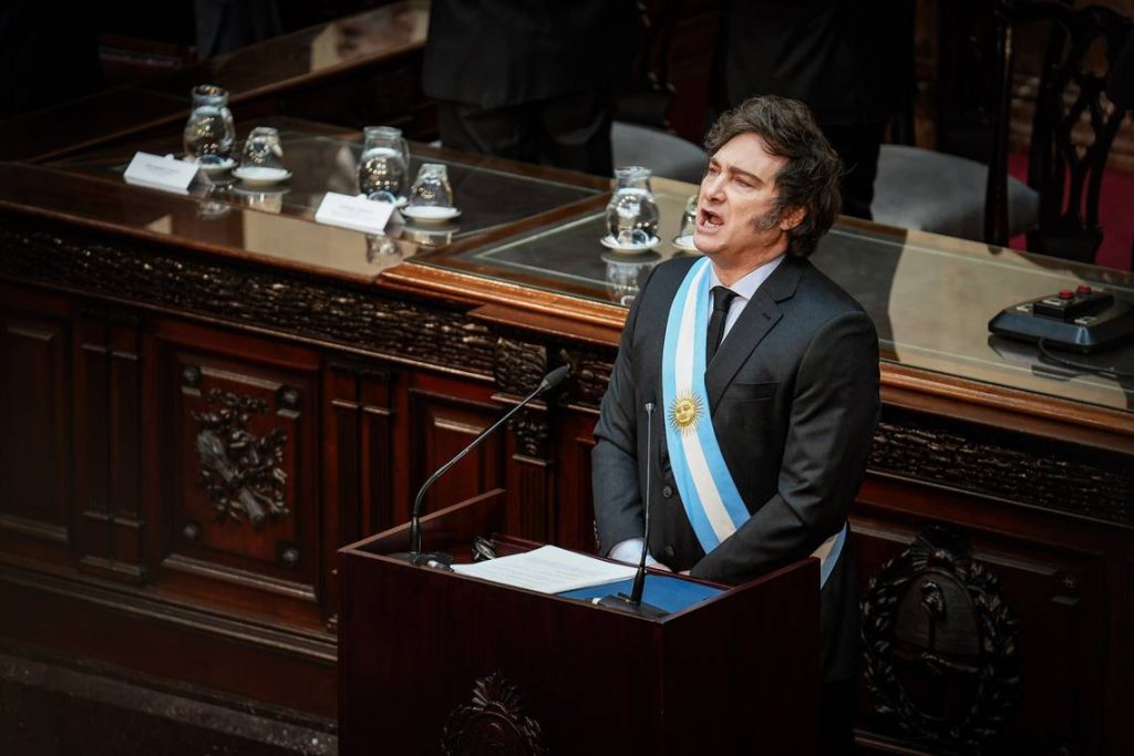 La Fiscalía venezolana solicita la detención del presidente argentino Javier Milei.