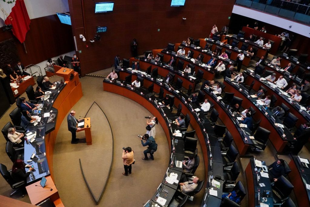 El Senado mexicano ha aprobado discutir y votar rápidamente las reformas constitucionales del presidente López Obrador, incluyendo la elección popular de jueces.