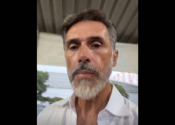 Sergio Mayer confunde reformas durante sesión legislativa