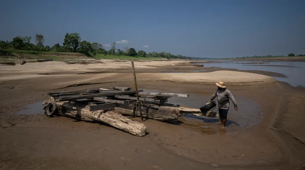 La Amazonía brasileña enfrenta una sequía severa: ríos secos y comunidades aisladas