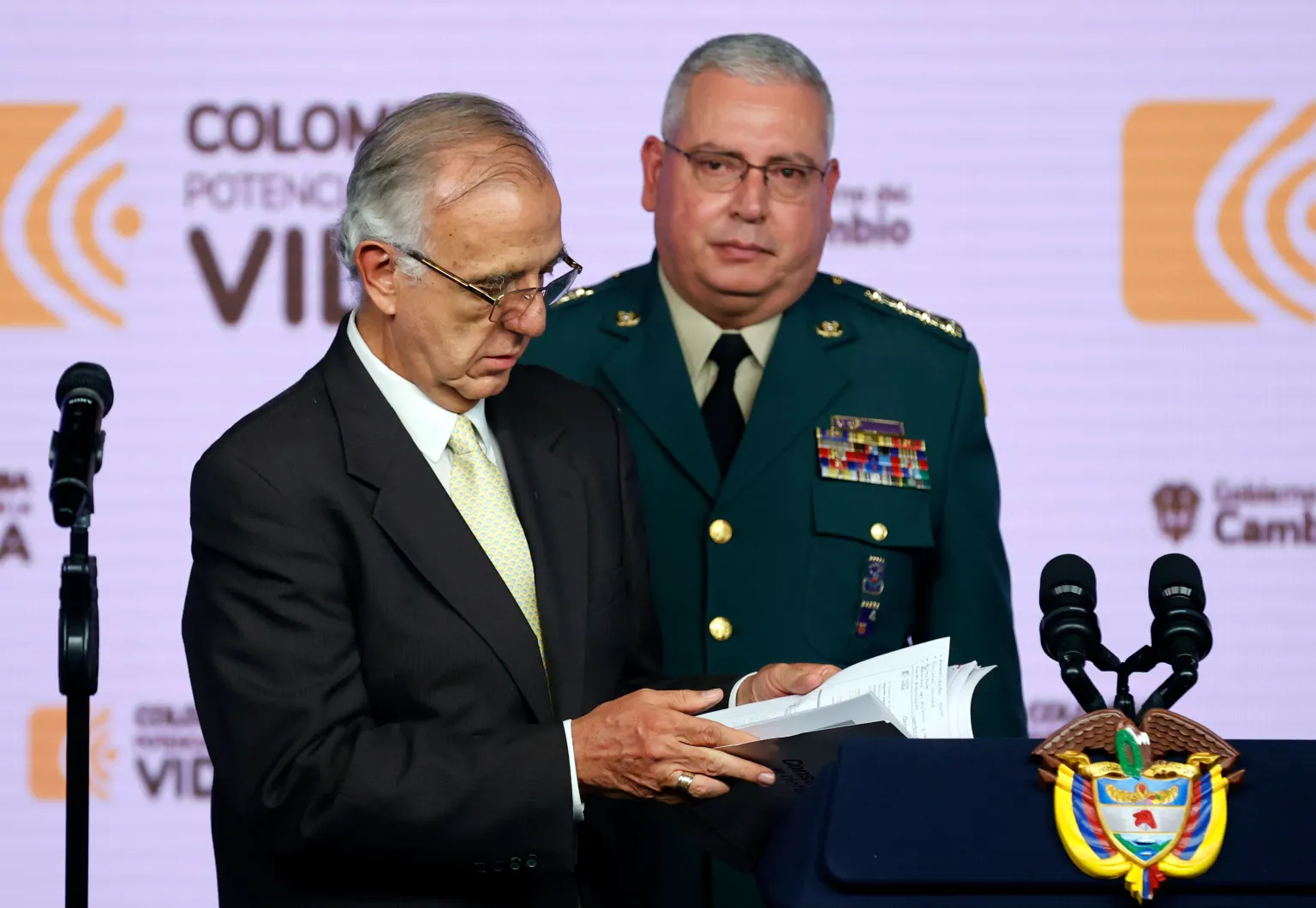 Las Fuerzas Militares informan sobre la muerte de 12 personas en una disputa de narcotráfico en el suroeste de Colombia.