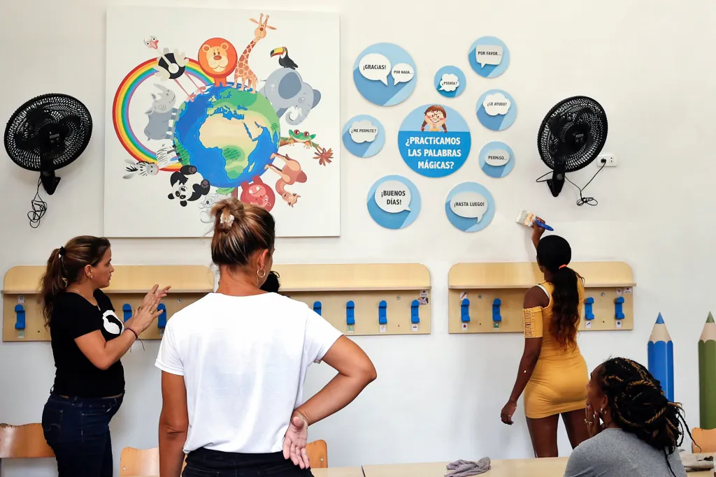 La escasez de profesores y problemas con los uniformes marcan el comienzo del curso escolar en Cuba.