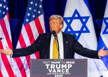 Trump sugiere que los judíos que voten por Harris deberían reconsiderar su decisión