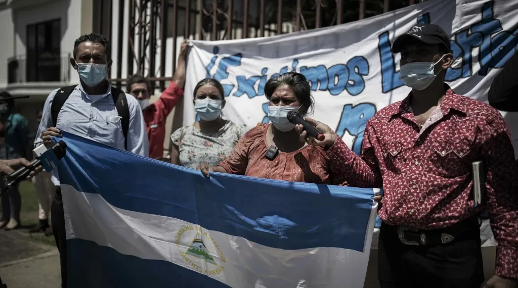 Informe destaca las duras condiciones del exilio nicaragüense: Causas y consecuencias