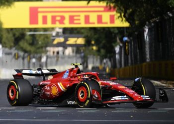 La FIA clasifica el choque entre Carlos Sainz y Checo Pérez en Bakú como “incidente de carrera”