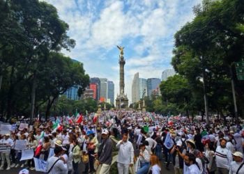 Estudiantes y trabajadores del PJF protestan contra la reforma al Poder Judicial