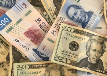 El peso mexicano avanza al iniciar la semana frente al dólar