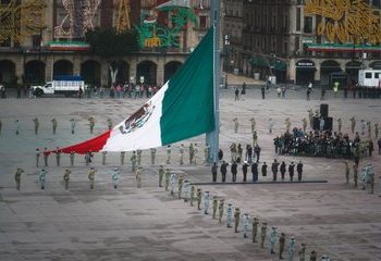 López Obrador iza la bandera en honor a las víctimas de los sismos del 19 de septiembre