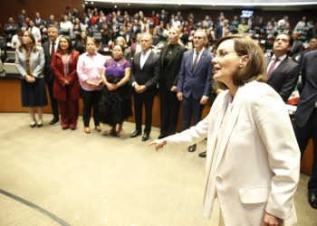 Lilly Téllez lanza monedas a Yunes Linares, acusándolo de traición en el Senado