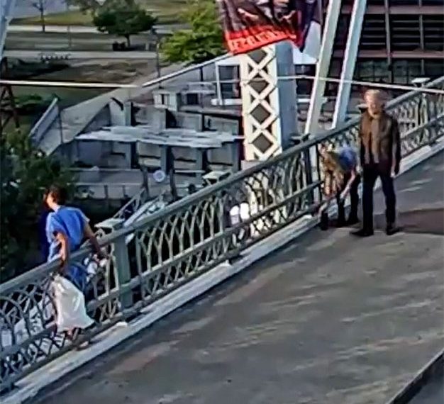 Jon Bon Jovi evita que una mujer salte de un puente en Nashville