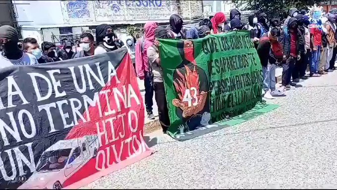 Normalistas de Ayotzinapa incendian el Congreso de Guerrero en protesta
