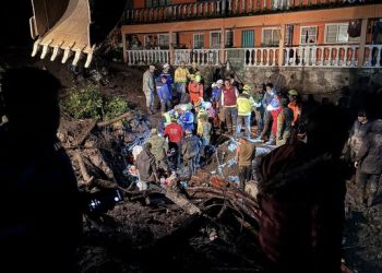 Aumenta a 2 el número de muertos por deslave en Jilotzingo; rescatan con vida a 3 personas