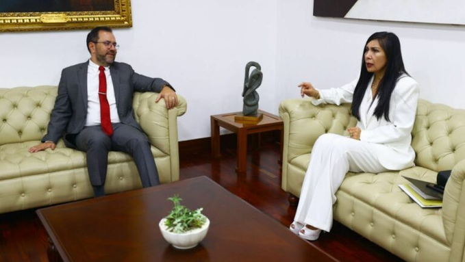 Encuentro en Caracas entre embajadora venezolana y canciller busca resolver tensiones con España