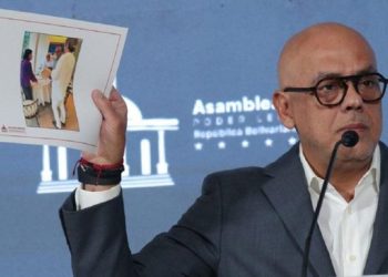 Presidente del Parlamento venezolano afirma que González Urrutia “se rindió” al firmar su exilio