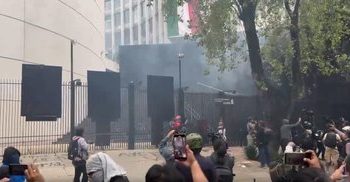Estudiantes de Ayotzinapa lanzan petardos en protesta frente al Senado