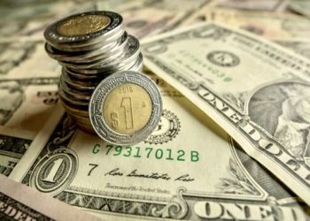 Peso mexicano cierra con leve alza tras recorte de tasas de Banxico