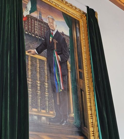 AMLO devela su retrato en Palacio Nacional