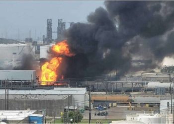 Evacúan zona cercana a Houston tras explosión e incendio en un oleoducto