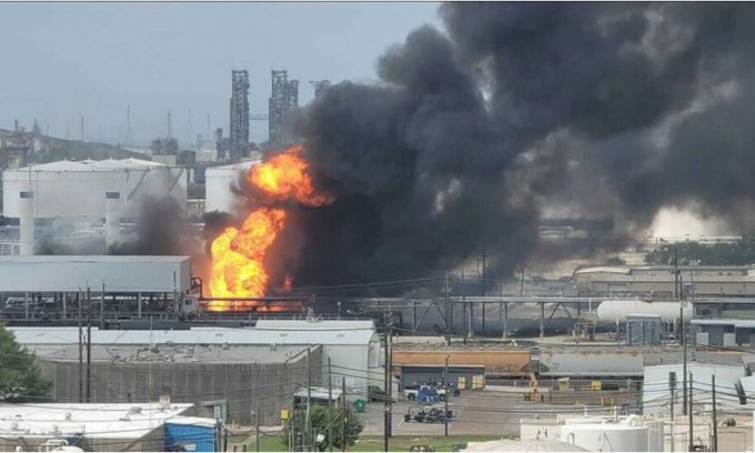 Evacúan zona cercana a Houston tras explosión e incendio en un oleoducto