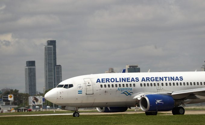 Reabre el debate sobre la privatización de Aerolíneas Argentinas por huelgas y pérdidas