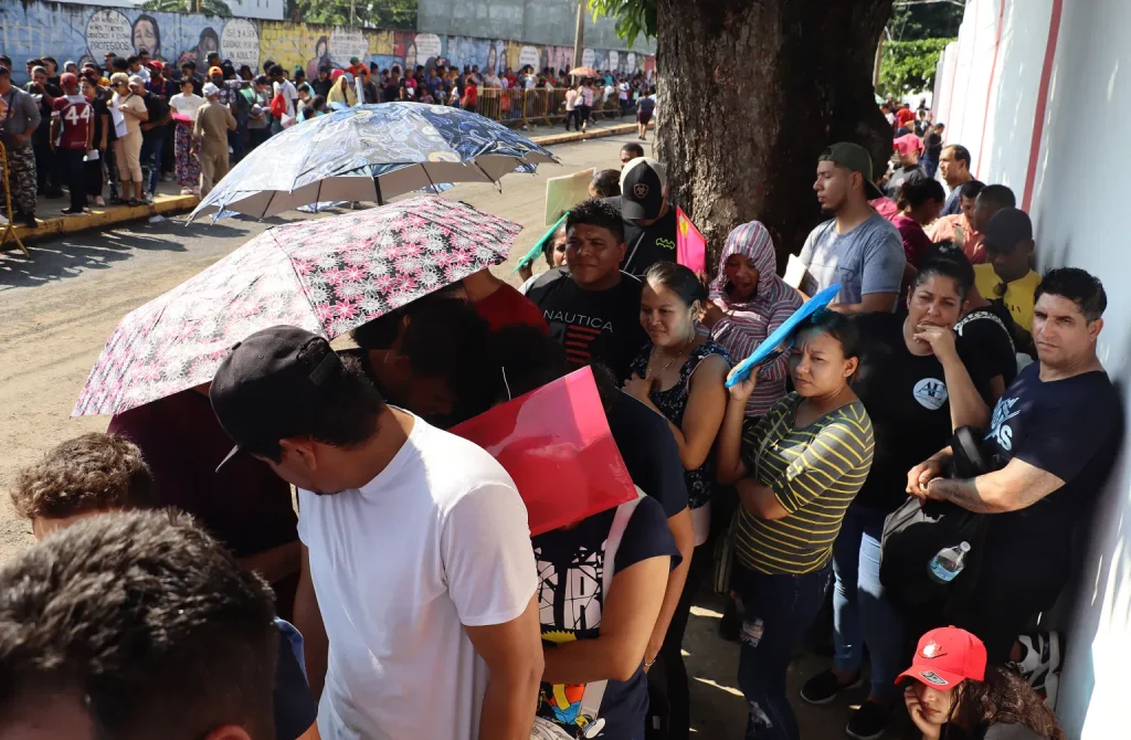 Los arrestos en la frontera suroeste de EE.UU. han disminuido drásticamente desde la implementación de nuevas restricciones de asilo.