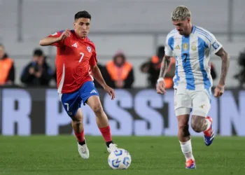 Argentina vence 3-0 a Chile en una jornada de despedidas y se afianza en las eliminatorias